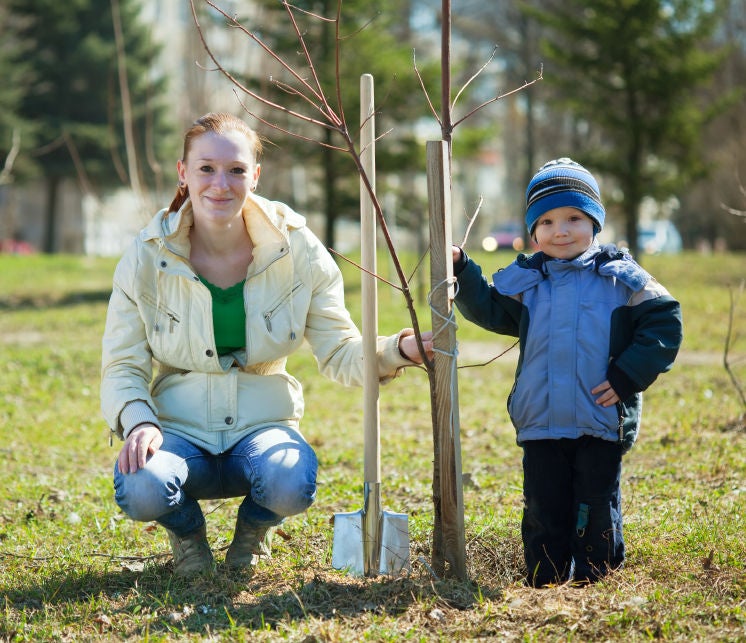 maman et enfants qui jardine ensemble